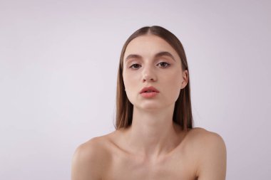 beyaz zemin üzerinde çekici bir genç kadın portresi