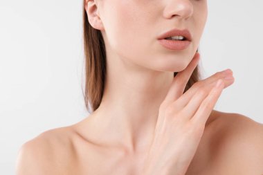 Beyaz arka planda poz veren güzel kadın, yakın plan.