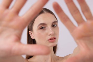 çekici genç bir kadın beyaz zemin üzerine poz