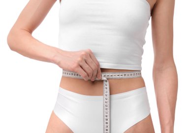 İnce vücutlu ve beyaz arka planda mezurası olan kadın, yakın plan.