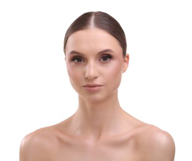 Beyaz arka planda güzel bir genç kadının portresi.