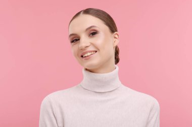 pembe bir arka plan üzerinde güzel bir genç kadın portresi,