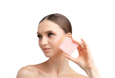 Beyaz arka planda sabun çubuğu olan güzel kadın, yakın plan.