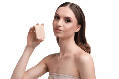 Beyaz arka planda sabun çubuğu olan güzel bir kadın.