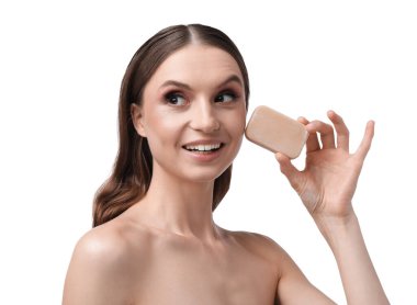 Beyaz arka planda sabun çubuğuyla gülümseyen kadın, yakın plan.