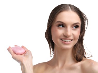 Beyaz arka planda köpüklü sabunu olan gülümseyen kadın, yakın plan.