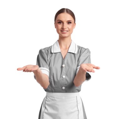 Beyaz arka planda gülümseyen oda hizmetçisinin portresi