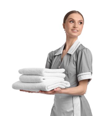 Beyaz arka planda temiz havlu yığını olan oda hizmetçisi.