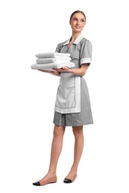 Beyaz arka planda temiz havlu yığını olan oda hizmetçisi.