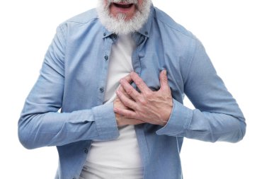 Kalp krizi geçirdi. Beyaz arka planda göğüs ağrısı çeken son sınıf öğrencisi, yakın plan.