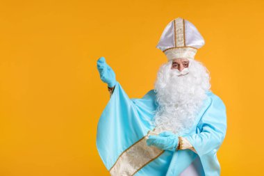 Turuncu arka planda Aziz Nicholas, metin için boşluk