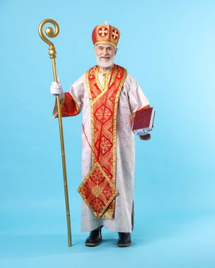 Açık mavi arkaplan üzerine kitabı olan Aziz Nicholas. Metin için boşluk