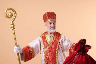 Bej arka planda çuval ile Aziz Nicholas