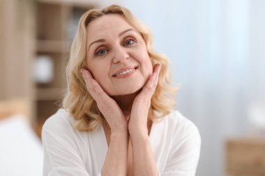 Gülümseyen orta yaşlı bir kadının portresi