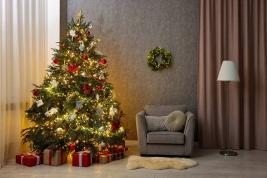 Güzel bir Noel ağacı, koltuk ve lambası olan rahat bir oda. Tatil için iç tasarım