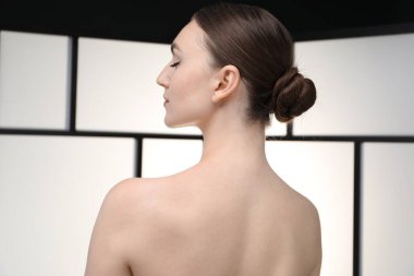 Işıklı arka planda güzel bir kadın.