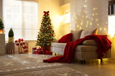Güzel Noel ağacı ve odadaki diğer dekorlar. Şenlikli iç tasarım