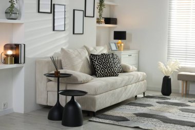 Rahat bir kanepe, şifonyer ve farklı dekorlar. İç tasarım