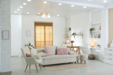 Odada yastıkları olan rahat bir kanepe. İç tasarım