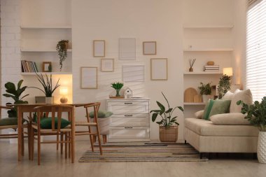 Odada rahat bir kanepe ve sandalyeli şık bir yemek masası. İç tasarım