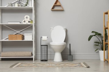 Seramik klozet, fırça ve ihtiyaçlar tuvalette.