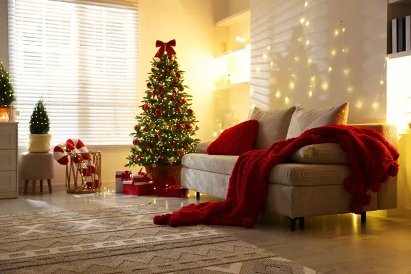 Güzel Noel ağacı ve odadaki diğer dekorlar. Şenlikli iç tasarım