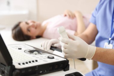 Ultrason çevirici ve kadın ile sonograf klinikte muayene için bekliyor, seçici odaklanma