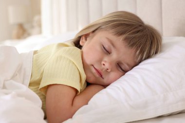 Yatma vakti. Yatakta uyuyan tatlı küçük kız.