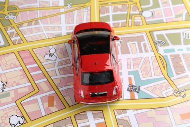 Yolculuk konsepti. Şehir haritasında oyuncak araba, manzaranın üstünde