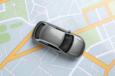 Yolculuk konsepti. Şehir haritasında araba modeli, üst görünüm