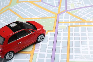 Yolculuk konsepti. Şehir haritasında araba modeli, yakın plan