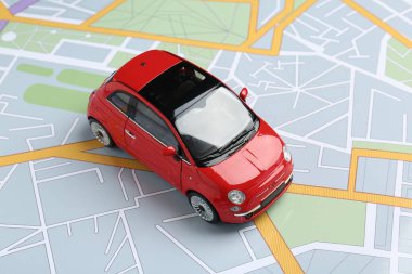 Yolculuk konsepti. Şehir haritasında araba modeli, yakın plan