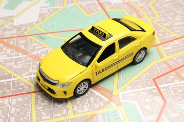 Yolculuk konsepti. Şehir haritasında araba modeli, yakın plan