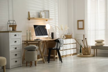 Ofisinde bilgisayar olan rahat bir iş yeri.