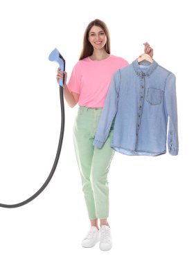 Gülümseyen kadın, beyaz arka planda elbise buharlı ve gömlekli.