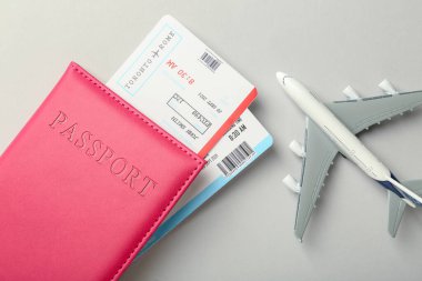 Biletli pasaport ve arka planda uçak modeli, üst görünüm