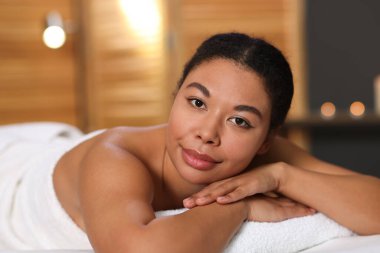 Güzelkadın masaj salonundaki masaj koltuğunda dinleniyor.