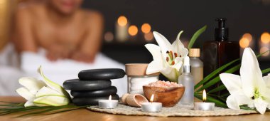 Kaplıca salonundaki masaj koltuğunda dinlenen kadın, yakın plan.