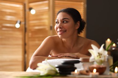 Güzelkadın masaj salonundaki masaj koltuğunda dinleniyor.