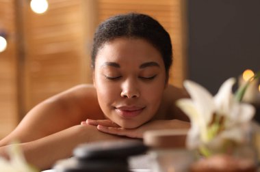 Güzelkadın masaj salonundaki masaj koltuğunda dinleniyor.