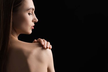 Siyah arka planda mükemmel bir cildi olan bir kadın. Metin için boşluk