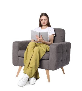 Beyaz arka planda rahat koltukta kitap okuyan güzel bir kadın.