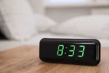 Saat 8: 33 'ü gösteren dijital alarmlı bir saat.