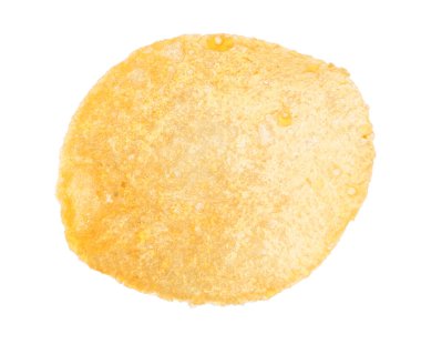 Beyaza izole edilmiş lezzetli bir patates cipsi.