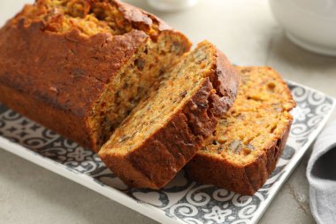 Açık gri masada fındıklı ev yapımı havuçlu kek, yakın plan.