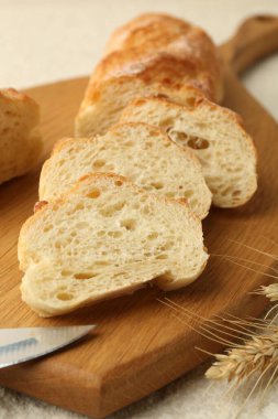 Dilimler taze ekmek ve çiviler açık dokulu masa, yakın plan.