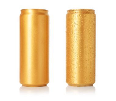 İki boş teneke kutu beyaza izole edilmiş.