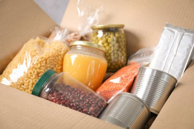 Kutuda birçok farklı gıda ürünü var, yakın plan.