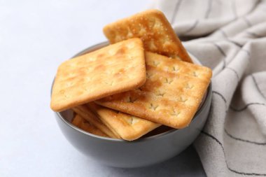 Beyaz masada lezzetli tuzlu krakerler, yakın plan.