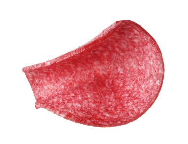 Beyaz üzerine izole edilmiş lezzetli füme sosis dilimi.